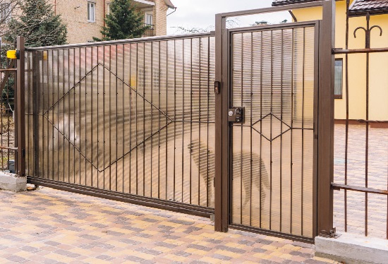 Купить ворота из профлиста с элементами ковки, с металлическими столбами в рамке или под дерево в Верхнем Уфалее от 154215 руб